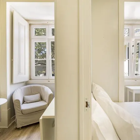 Metropolitan Living - Janelas Verdes Apartment